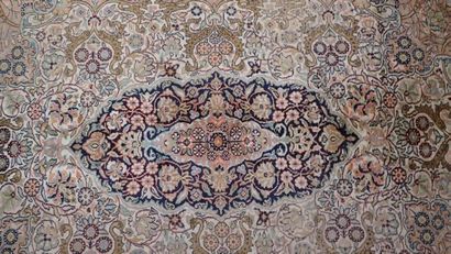 Tapis en soie. Usures 153x214cm