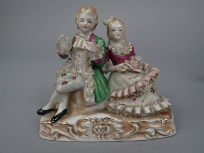 Deux groupes en porcelaine polychrome et...