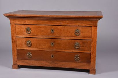 Commode en noyer et placage de noyer ouvrant...