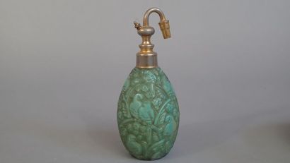 Vaporisateur en verre moulé bleu à décor...
