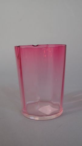 Garniture de toilette en verre teinté rose....