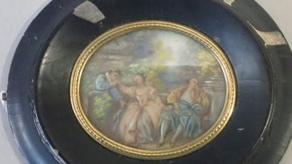 Miniature ovale représentant une scène galante,...