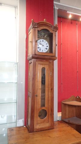 Buffet horloge en noyer. Buffet ouvrant par...