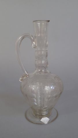 Carafe en verre en verre taillé et gravé...