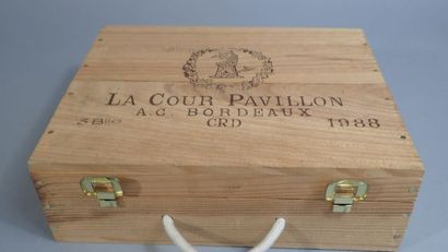 Deux carreaux de faïence à décor d'un chamois...