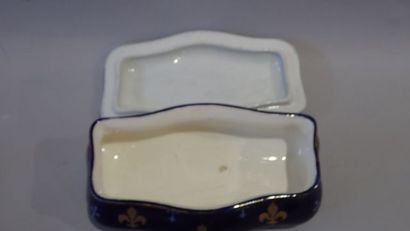 Lot d'un boite en porcelaine bleu nuit à...