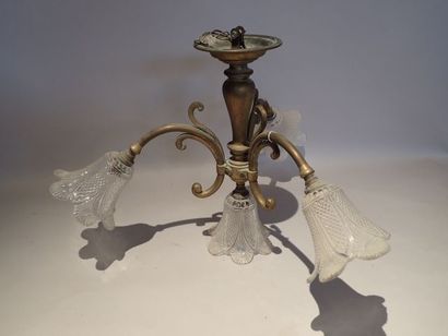 Plafonnier en laiton à trois bras de lumières...