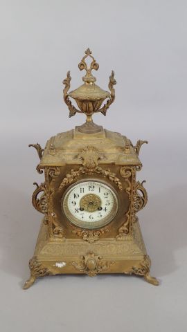 Pendule en bronze doré, le cadran émaillé...