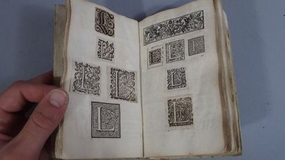 Carnet de lettrines collées. In-16 plein...