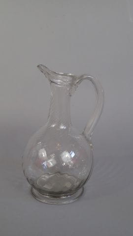 Grande carafe en verre torsadé. Anse travaillée...