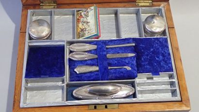 Coffret de toilette formant écritoire en...