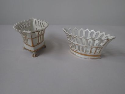 Ensemble de deux petites corbeilles en porcelaine...