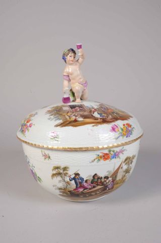 BERLIN. Grand légumier couvert en porcelaine...