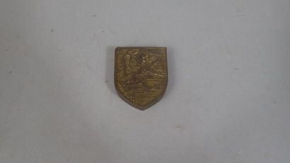 Ecu en bronze ciselé à motif d'un lion couronné...