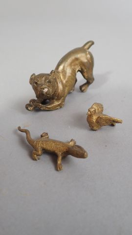 Réunion de 11 petits sujet en bronze comprenant...