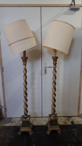 Paire de lampadaires pique cierge en bois...