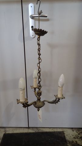 Petit lustre en bronze à trois lumières à...