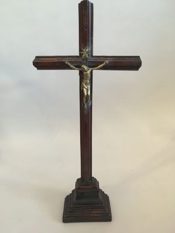 Crucifix en noyer mouluré et bronze, XVIIIème...