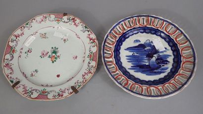 Lot de deux assiettes en porcelaine émaillée...