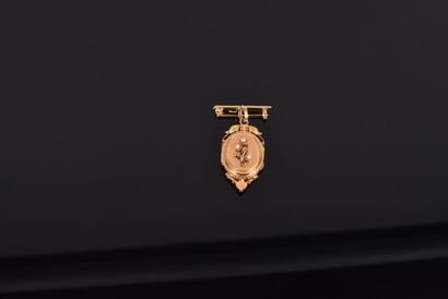 Pendentif ovale ouvrant aux deux ors 18K...
