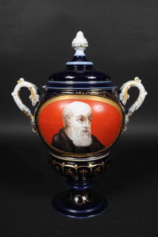 BAYEUX (?). Grand pot couvert en porcelaine...