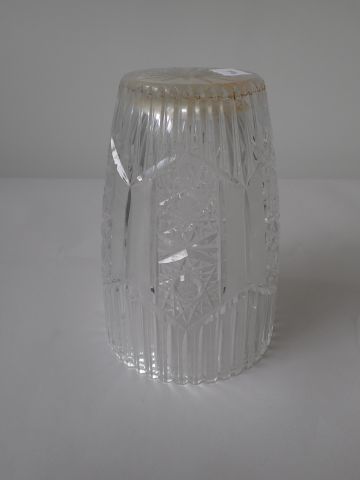 Grand vase en cristal taillé de motifs géométriques.
Travail...