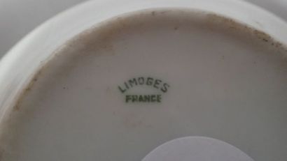 Limoges France. Bonbonnière en porcelaine...