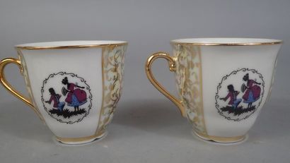 Deux tasses et deux soucoupes à décor d’un...