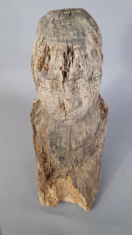 Statue en bois figurant un homme agenouillé...