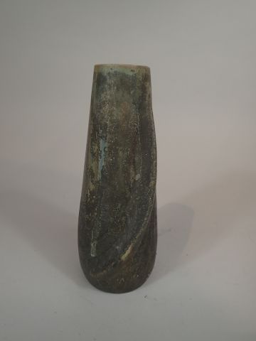 DENBAC. Vase en grès émaillé, le corps légèrement...