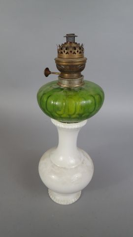 Lampe à pétrole en porcelaine
