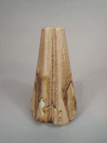 Vase en céramique à glaçure de couleur sable,...