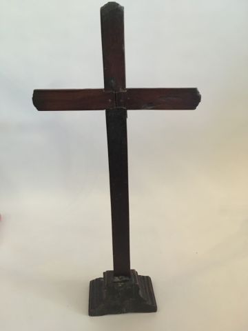 Crucifix en noyer mouluré et bronze, XVIIIème...