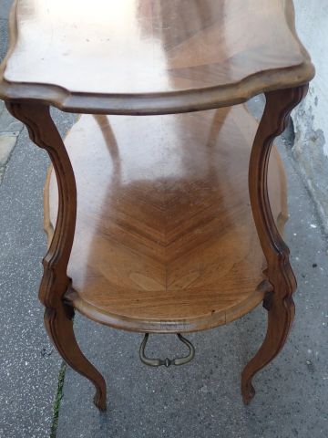 Table à thé en noyer à deux plateaux, l'un...