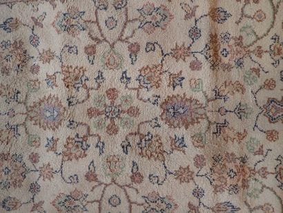 Important tapis en laine nouée à décor polychrome...