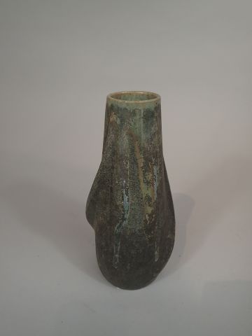 DENBAC. Vase en grès émaillé, le corps légèrement...