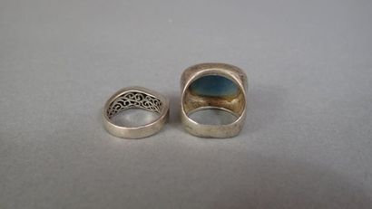 Ensemble de deux bagues en argent. Une sertie...