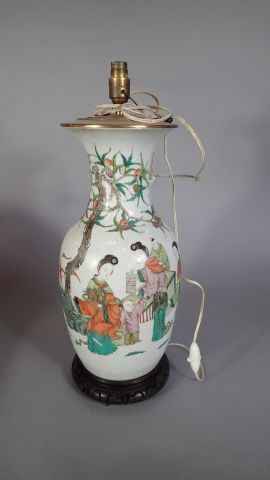 Vase balustre en porcelaine polychrome à...