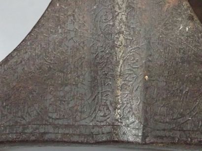 Deux étriers en acier ciselé à décors de...