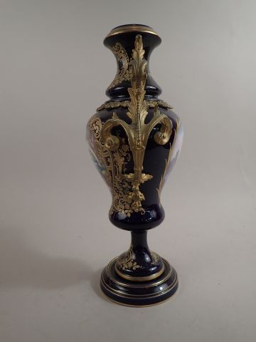 Grand vase balustre en porcelaine bleu de...