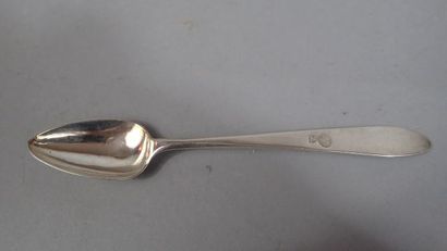Une cuillière à café en argent, on y joint...