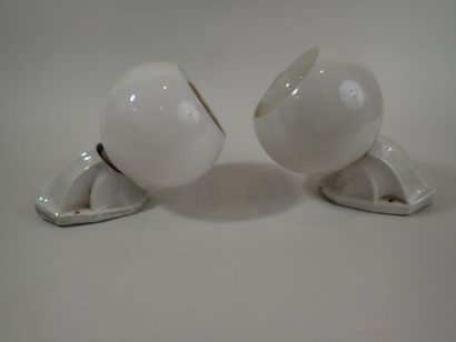 Paire d'appliques, les globes en opaline...