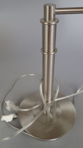 Lampe en inox sur une base circulaire à bras...