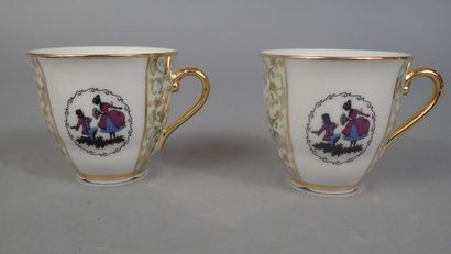 Deux tasses et deux soucoupes à décor d’un...