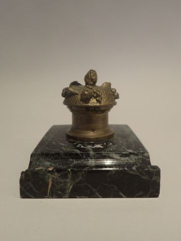 Petit encrier en bronze doré et marbre vert...