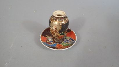 Lot comprenant un petit vase balustre en...
