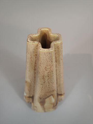 Vase en céramique à glaçure de couleur sable,...