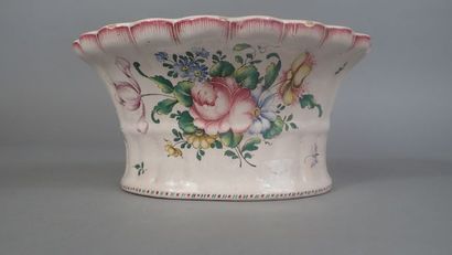 Bouquetière en faïence polychrome à décor...
