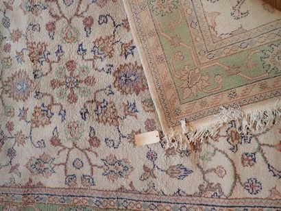 Important tapis en laine nouée à décor polychrome...