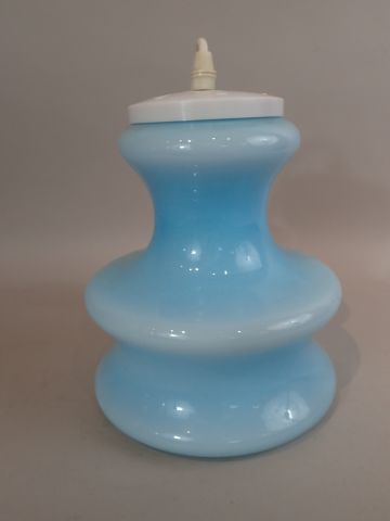Suspension en opaline bleu clair. Travail...